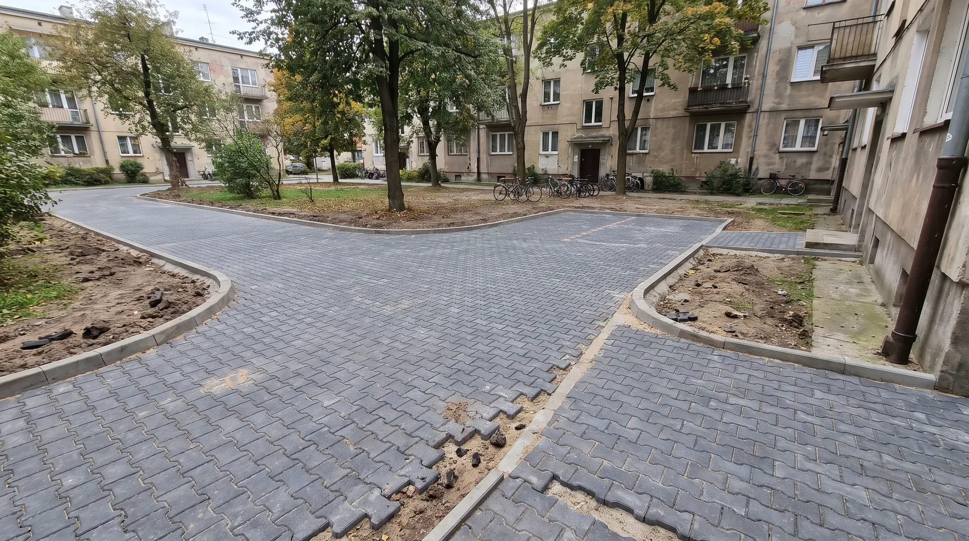 Domy i bloki w Legionowie z nowym chodnikiem z szarej kostki brukowej