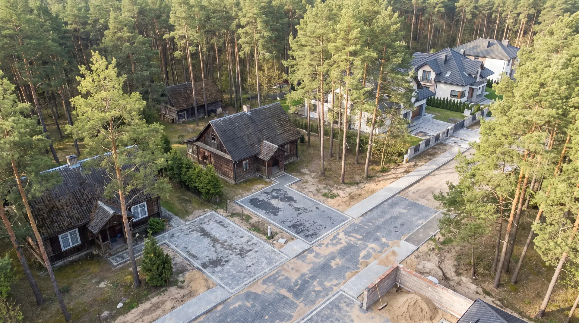Widok z lotu ptaka na domy jednorodzinne z podjazdami w powiecie otwockim