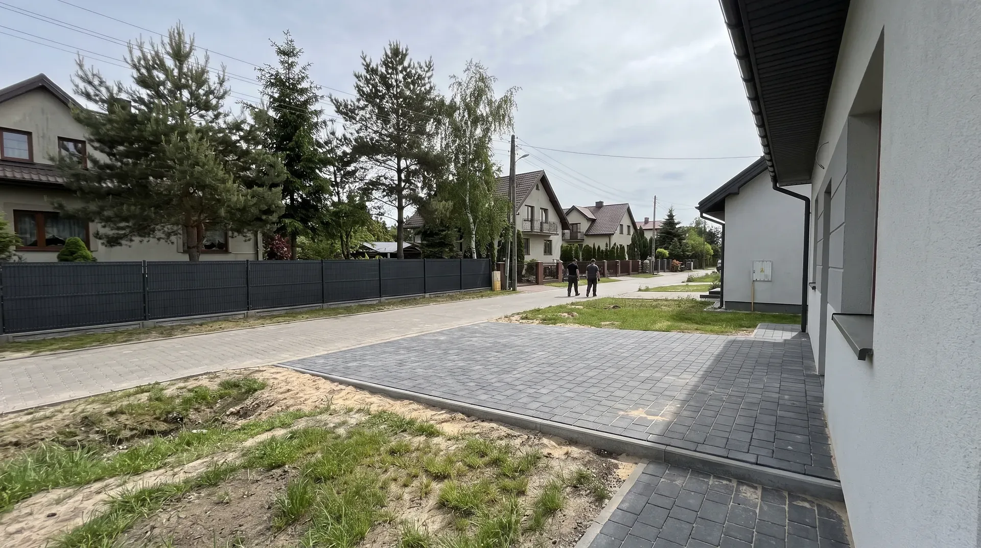 Szare bliźniaki w Ząbkach z nowym podjazdem i ścieżką z kostki brukowej