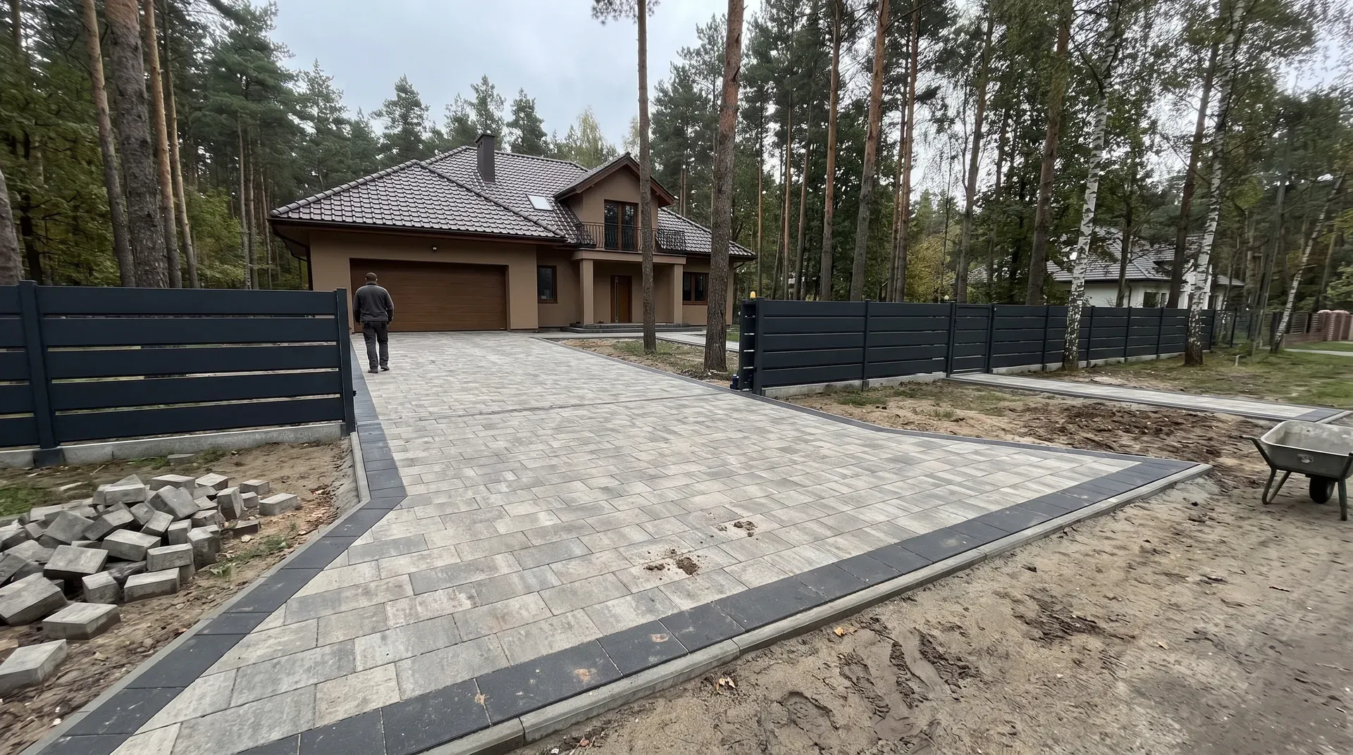 Dom w Rembertowie wśród sosen z nowym podjazdem z kostki brukowej