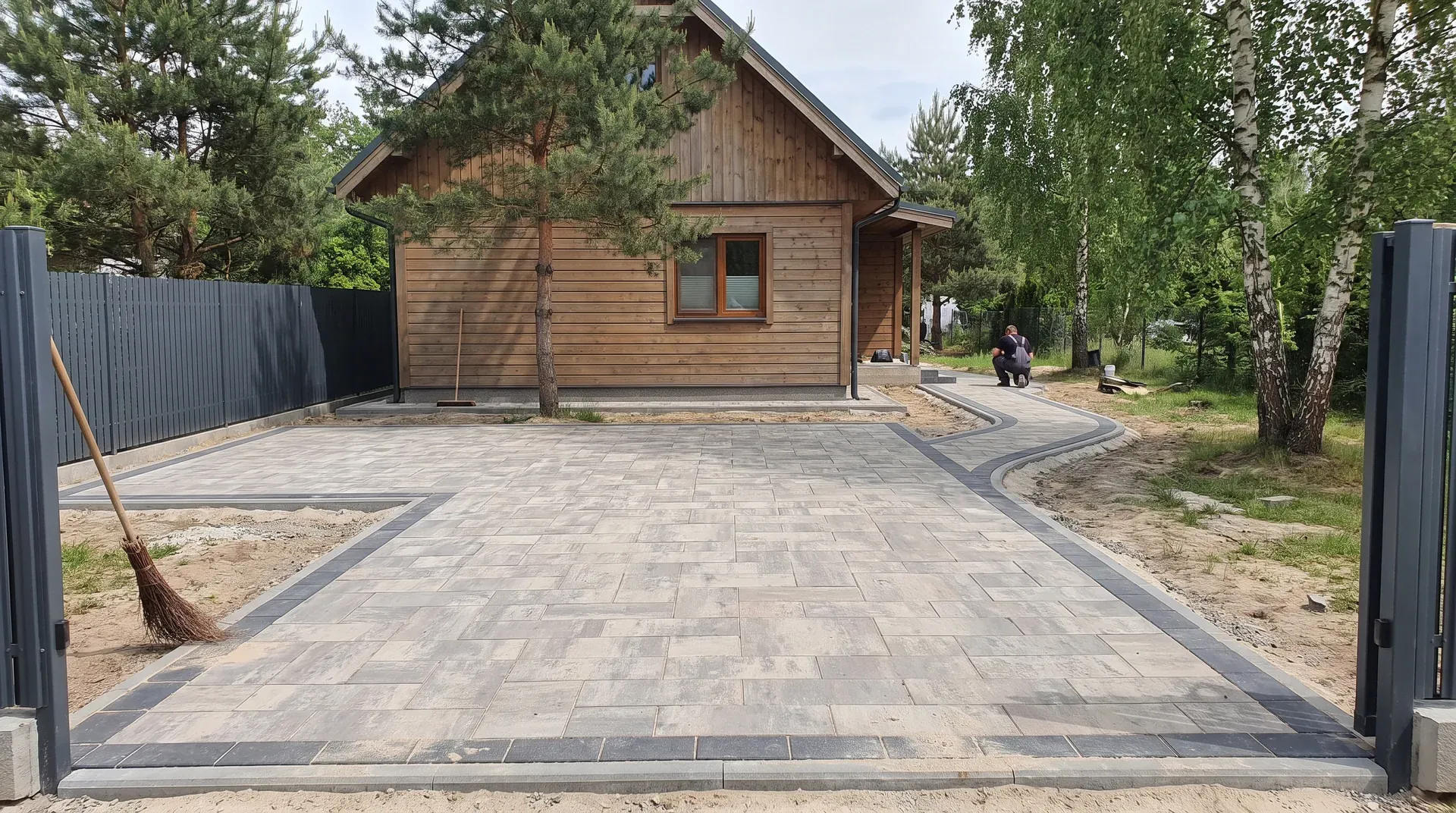 Dom wśród sosen w Sulejówku z nowym podjazdem i ścieżką z kostki