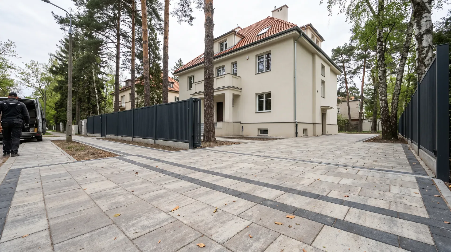 Przedwojenna willa na Żoliborzu ze ścieżką i podjazdem z kostki