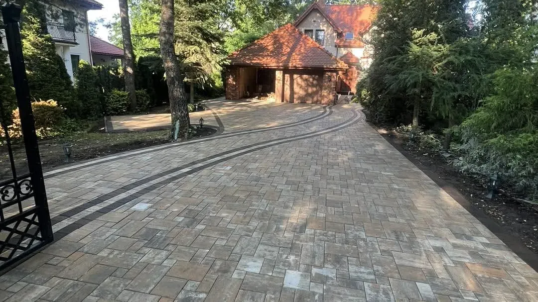 Podjazd z kostki brukowej przed garażem domu jednorodzinnego w okolicach Warszawy