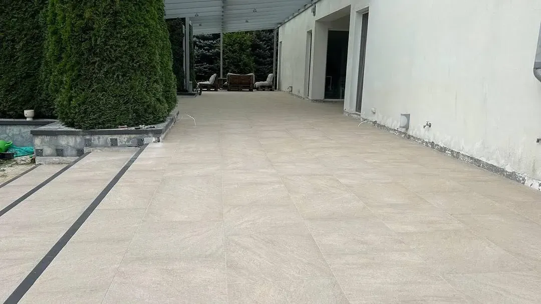 Odnowiony taras wejściowy z nową nawierzchnią z gresu przy domu