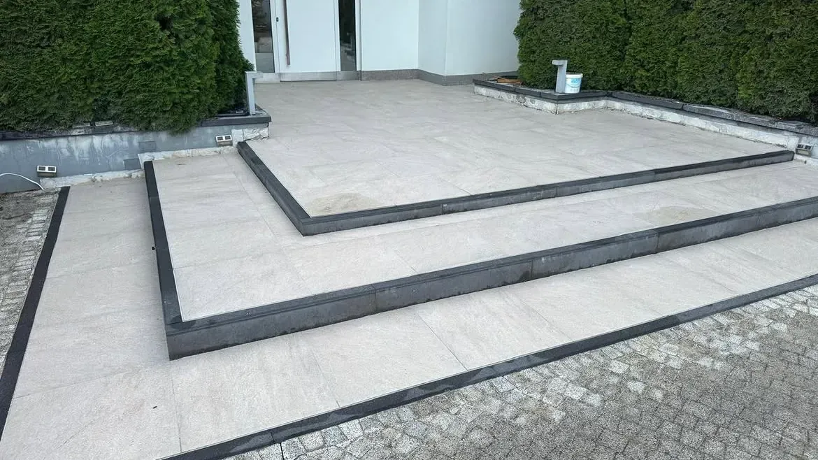 Zewnętrzne schody wejściowe do domu z nową nawierzchnią i równymi stopniami