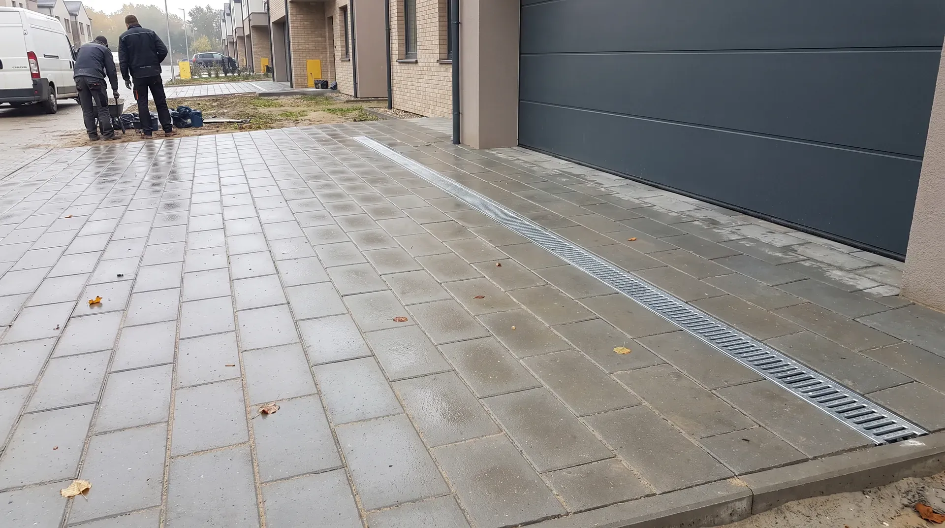 Korytko odwodnienia liniowego przed garażem na mokrym podjeździe na Białołęce