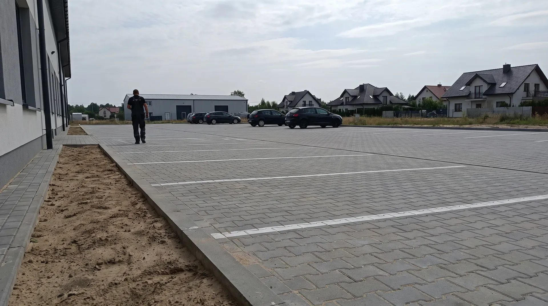 Parking firmowy z szarej kostki przy hali magazynowej w Nadarzynie