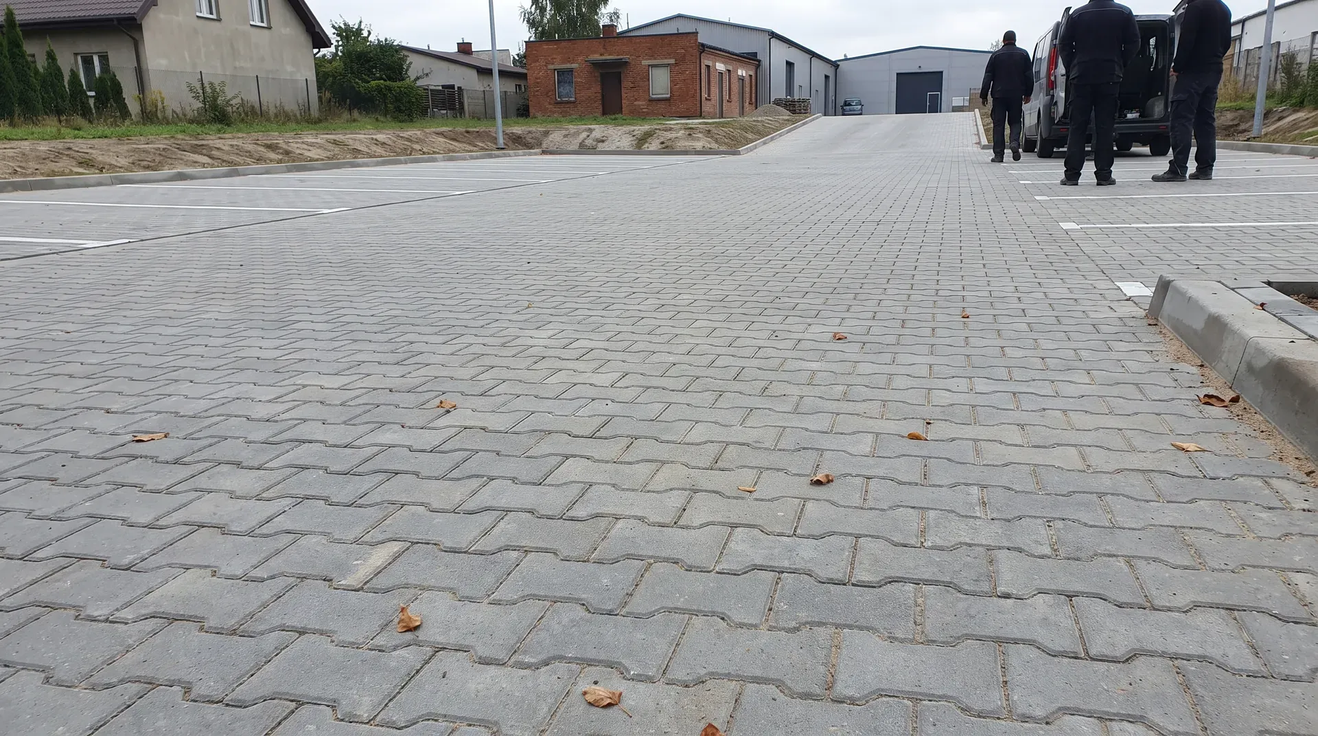 Droga wewnętrzna z kostki i parking przy magazynie w Ożarowie Mazowieckim